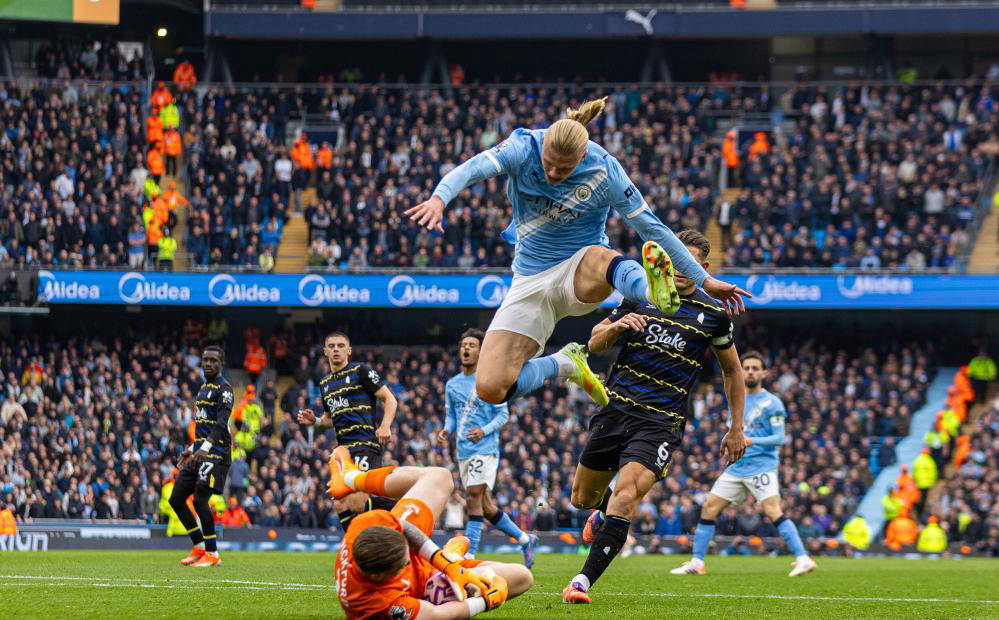 体育视频直播-曼城迎英超关键赛,今晨豪取连胜,气氛紧张,年轻球员得到机会的简单介绍